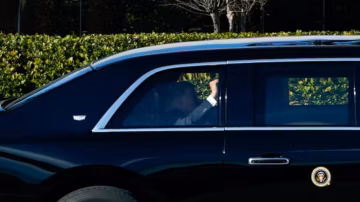 Trump prévient : les prix de l’essence pourraient rester élevés jusqu’aux élections de novembre