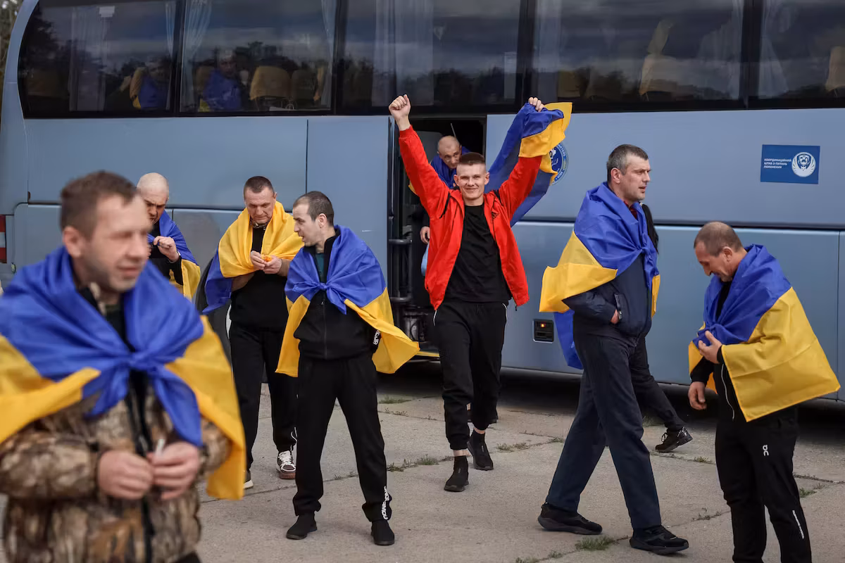 Ukraine–Russie : 386 prisonniers échangés dans une opération facilitée par Washington et Abou Dhabi