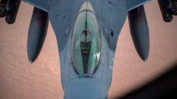 Un avion américain abattu : un pilote porté disparu, nouveau défi pour Trump face à l’Iran