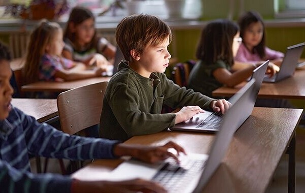 Une journée sans écran par mois, l'Éducation nationale met la déconnexion sur l'emploi du temps