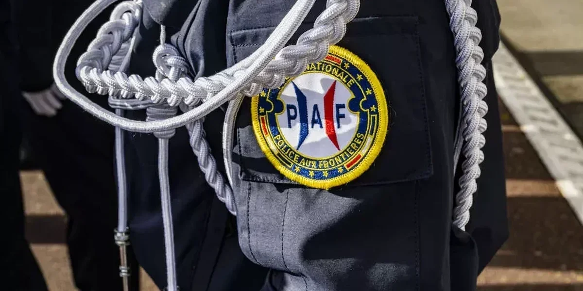 Une majorité de Français favorable au retour des contrôles aux frontières, selon un sondage Selon une enquête de l’institut CSA publiée le 17 avril, 71% des Français se déclarent favorables au rétablissement des contrôles aux frontières nationales. Ce sondage, réalisé pour CNews, Europe 1 et Le Journal du dimanche, témoigne d’un soutien majoritaire à cette mesure dans le contexte du débat sur l’immigration. Ce niveau d’adhésion reste toutefois en recul par rapport à une précédente étude menée en septembre 2024, où 77% des personnes interrogées s’y disaient favorables. Cette évolution traduit une légère inflexion de l’opinion sur ce sujet. Une opinion toujours majoritairement favorable Le rétablissement des contrôles aux frontières, régulièrement évoqué dans le débat public, s’inscrit dans un contexte de discussions sur la gestion des flux migratoires et la sécurité. La mesure est notamment associée à une remise en question des règles de libre circulation au sein de l’espace Schengen. Malgré cette baisse, le sondage confirme que l’idée continue de recueillir un soutien important au sein de la population. Les résultats reflètent des attentes persistantes en matière de contrôle des frontières, même si les positions évoluent légèrement dans le temps.