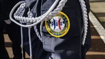 Une majorité de Français favorable au retour des contrôles aux frontières, selon un sondage Selon une enquête de l’institut CSA publiée le 17 avril, 71% des Français se déclarent favorables au rétablissement des contrôles aux frontières nationales. Ce sondage, réalisé pour CNews, Europe 1 et Le Journal du dimanche, témoigne d’un soutien majoritaire à cette mesure dans le contexte du débat sur l’immigration. Ce niveau d’adhésion reste toutefois en recul par rapport à une précédente étude menée en septembre 2024, où 77% des personnes interrogées s’y disaient favorables. Cette évolution traduit une légère inflexion de l’opinion sur ce sujet. Une opinion toujours majoritairement favorable Le rétablissement des contrôles aux frontières, régulièrement évoqué dans le débat public, s’inscrit dans un contexte de discussions sur la gestion des flux migratoires et la sécurité. La mesure est notamment associée à une remise en question des règles de libre circulation au sein de l’espace Schengen. Malgré cette baisse, le sondage confirme que l’idée continue de recueillir un soutien important au sein de la population. Les résultats reflètent des attentes persistantes en matière de contrôle des frontières, même si les positions évoluent légèrement dans le temps.