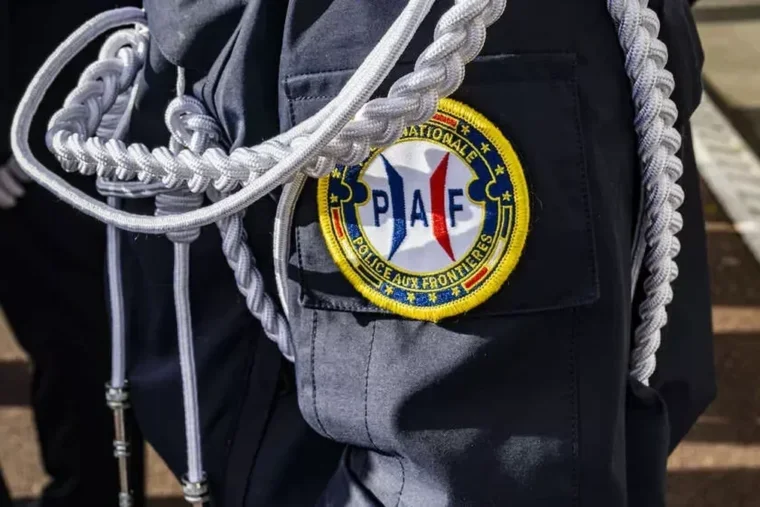 Une majorité de Français favorable au retour des contrôles aux frontières, selon un sondage Selon une enquête de l’institut CSA publiée le 17 avril, 71% des Français se déclarent favorables au rétablissement des contrôles aux frontières nationales. Ce sondage, réalisé pour CNews, Europe 1 et Le Journal du dimanche, témoigne d’un soutien majoritaire à cette mesure dans le contexte du débat sur l’immigration. Ce niveau d’adhésion reste toutefois en recul par rapport à une précédente étude menée en septembre 2024, où 77% des personnes interrogées s’y disaient favorables. Cette évolution traduit une légère inflexion de l’opinion sur ce sujet. Une opinion toujours majoritairement favorable Le rétablissement des contrôles aux frontières, régulièrement évoqué dans le débat public, s’inscrit dans un contexte de discussions sur la gestion des flux migratoires et la sécurité. La mesure est notamment associée à une remise en question des règles de libre circulation au sein de l’espace Schengen. Malgré cette baisse, le sondage confirme que l’idée continue de recueillir un soutien important au sein de la population. Les résultats reflètent des attentes persistantes en matière de contrôle des frontières, même si les positions évoluent légèrement dans le temps.