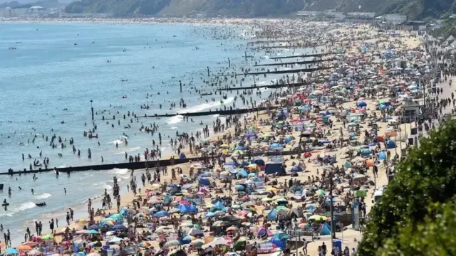 Vacances 2026: les Français comptent, raccourcissent, restent près de chez eux