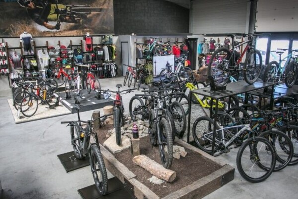 Vélos: le neuf cale, la France continue de pédaler