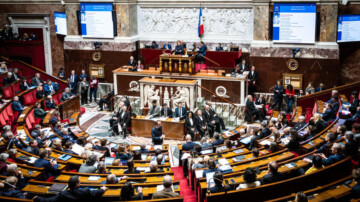 Vers une nouvelle loi contre l'antisémitisme, l'exécutif veut durcir sans déraper