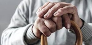 Vieillissement : la France s'alarme de l'isolement et cherche le fil entre générations