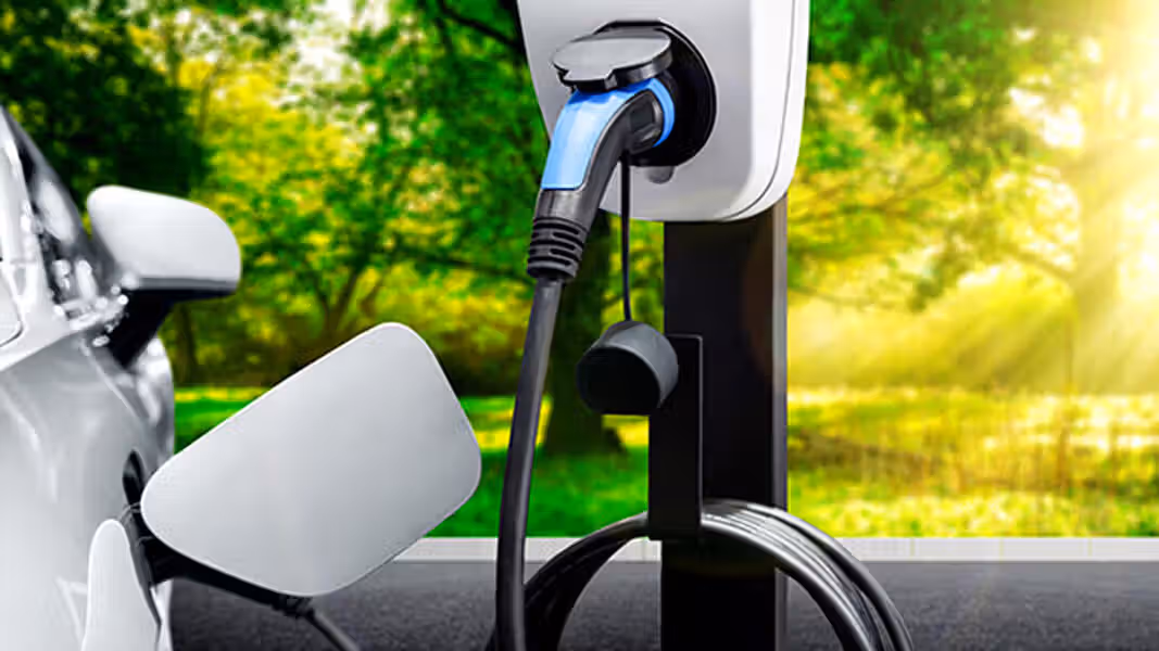 Voitures électriques : la France veut multiplier par cinq les bornes sur les grands axes d’ici 2035