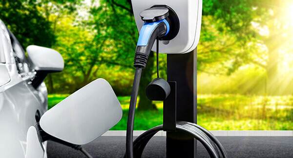 Voitures électriques : la France veut multiplier par cinq les bornes sur les grands axes d’ici 2035