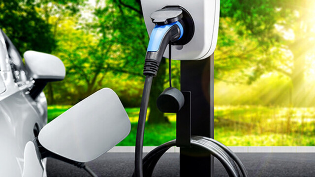 Voitures électriques : la France veut multiplier par cinq les bornes sur les grands axes d’ici 2035