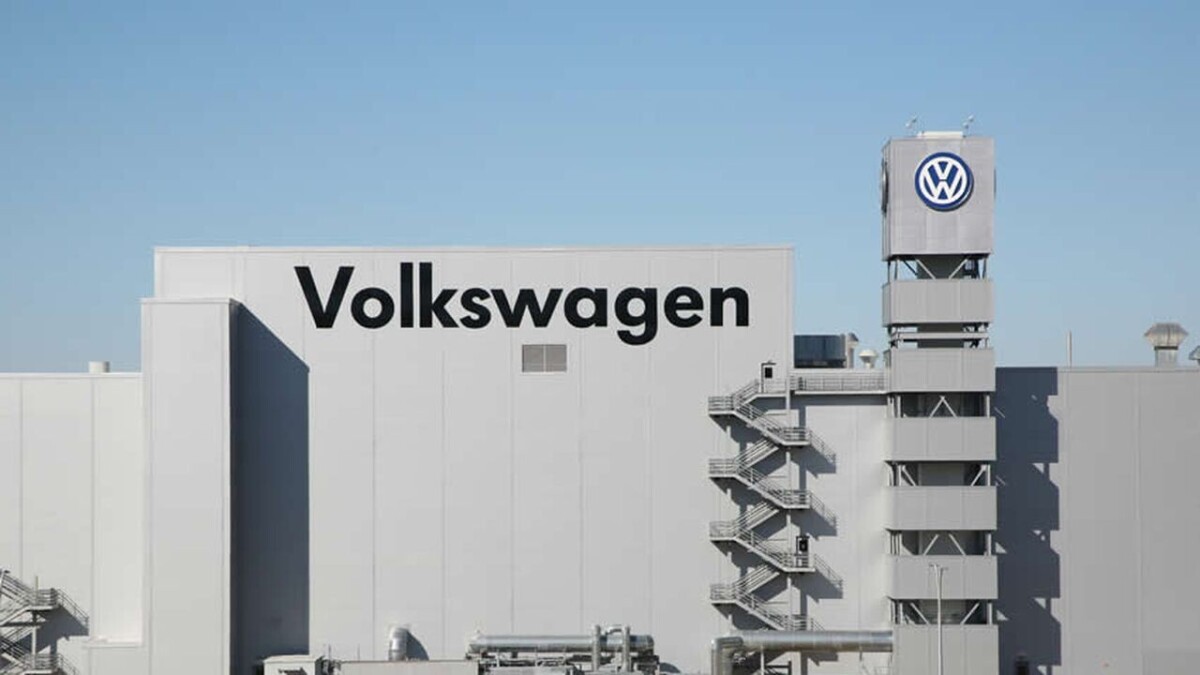 Volkswagen alerte sur de nouvelles réductions de coûts après une chute de ses bénéfices