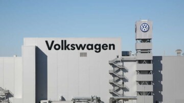 Volkswagen alerte sur de nouvelles réductions de coûts après une chute de ses bénéfices