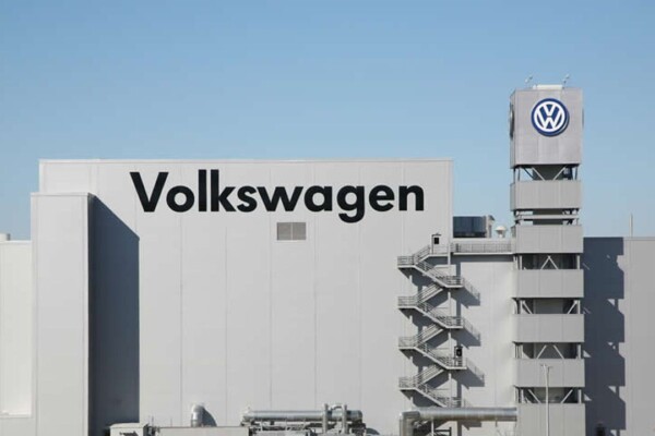 Volkswagen alerte sur de nouvelles réductions de coûts après une chute de ses bénéfices