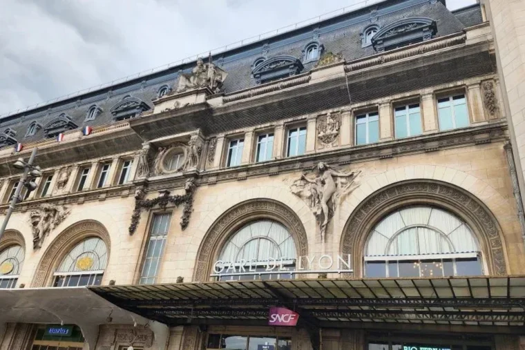 Week-end du 1er-Mai à Paris: gare de Lyon et Bercy à l'arrêt, le casse-tête des voyageurs