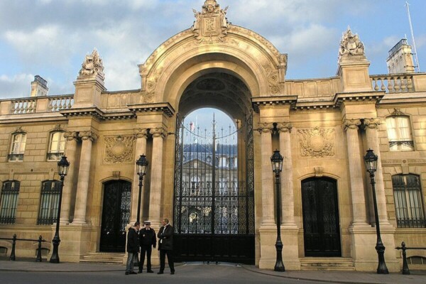 Des enquêteurs à l’Élysée : une enquête sur des marchés publics liés au Panthéon relancée