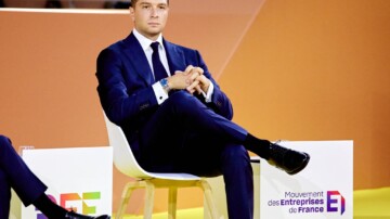 Devant les patrons, Bardella assume une ligne pro-entreprise contraire à la ligne économique socialiste de Marine le Pen