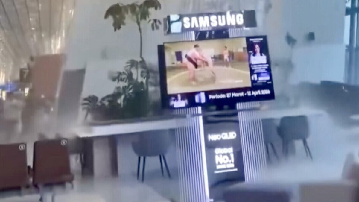 VIDÉO - Panique à l’aéroport en Indonésie : un plafond s’effondre à cause des pluies