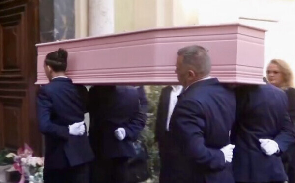 Obsèques de Loana à Nice : «Tu resteras ma miette», déclare sa mère