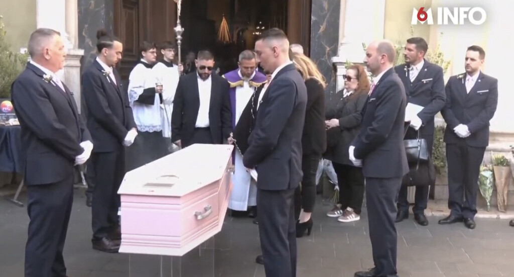 Un Cercueil Rose Pour Son Dernier Adieu Un Cercueil Rose Pour Son Dernier Adieu