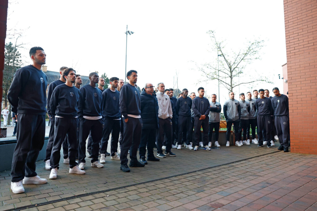 — Une Minute De Silence Et Des Brassards Noirs — Une Minute De Silence Et Des Brassards Noirs