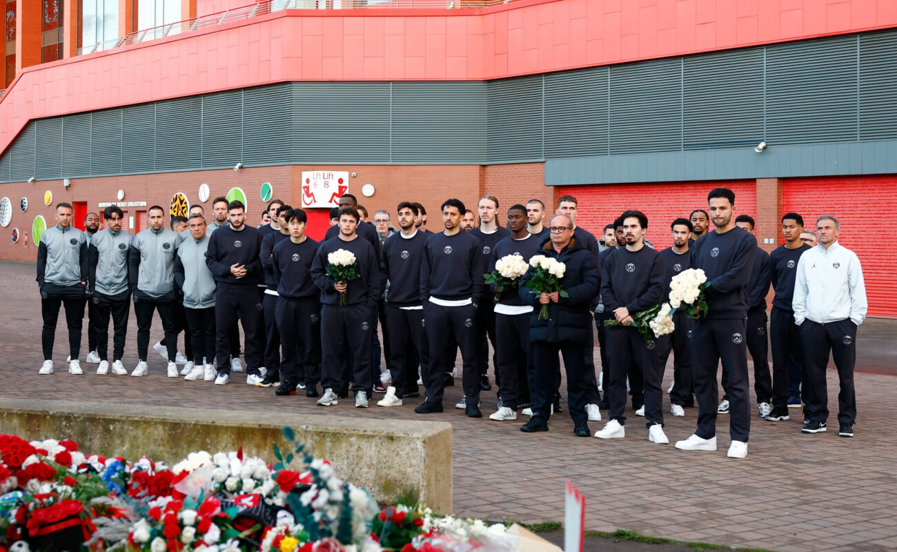 Ligue des champions - À Anfield, le PSG rend hommage aux victimes d’Hillsborough et se recueille au mémorial dédié à Diogo Jota et André Silva
