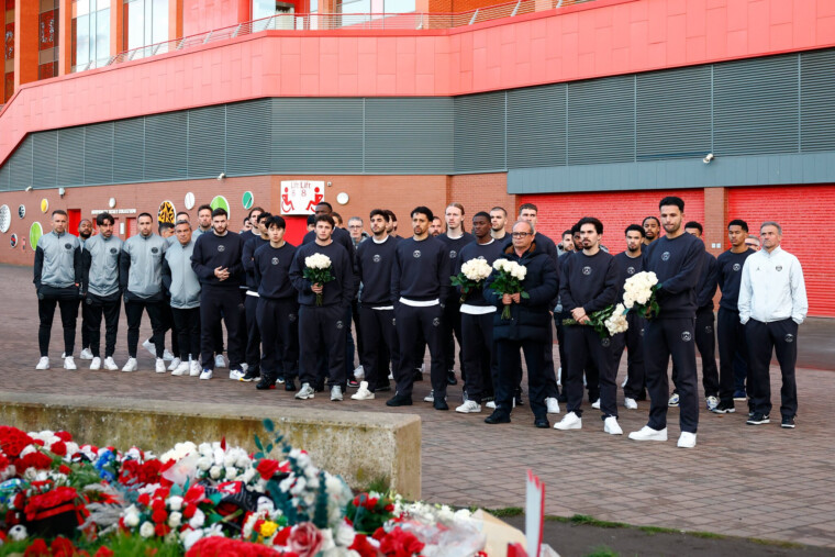 Ligue des champions - À Anfield, le PSG rend hommage aux victimes d’Hillsborough et se recueille au mémorial dédié à Diogo Jota et André Silva