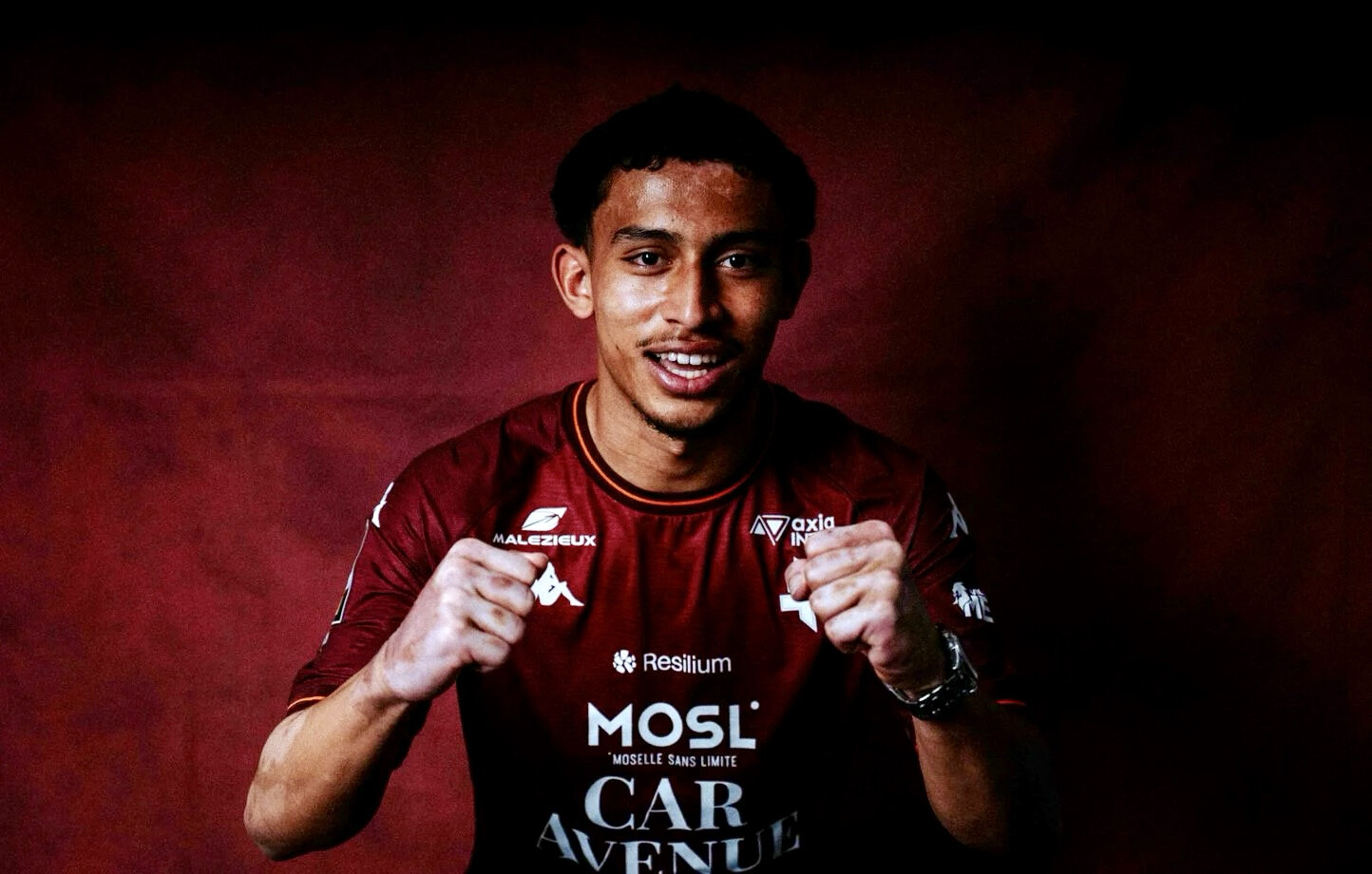 What a great story! Despite suffering burns to 30% of his body in Crans-Montana, Tahirys Dos Santos signs his first contract with Metz.