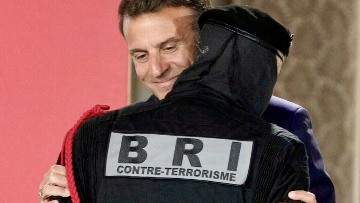 «Chaque pas était un risque»: Emmanuel Macron rend hommage aux héros du Bataclan lors d’une remise de la Légion d’honneur à l’Élysée