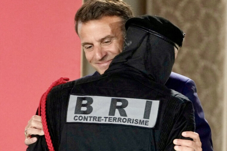 «Chaque pas était un risque»: Emmanuel Macron rend hommage aux héros du Bataclan lors d’une remise de la Légion d’honneur à l’Élysée