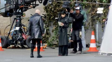 «Mercredi» à Paris : Jenna Ortega et Tim Burton repérés au pied de la tour Eiffel pour la saison 3