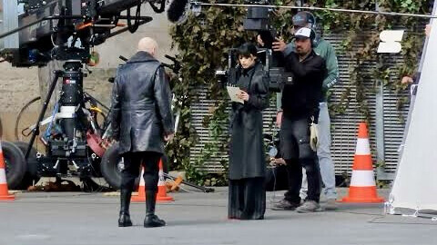 «Mercredi» à Paris : Jenna Ortega et Tim Burton repérés au pied de la tour Eiffel pour la saison 3