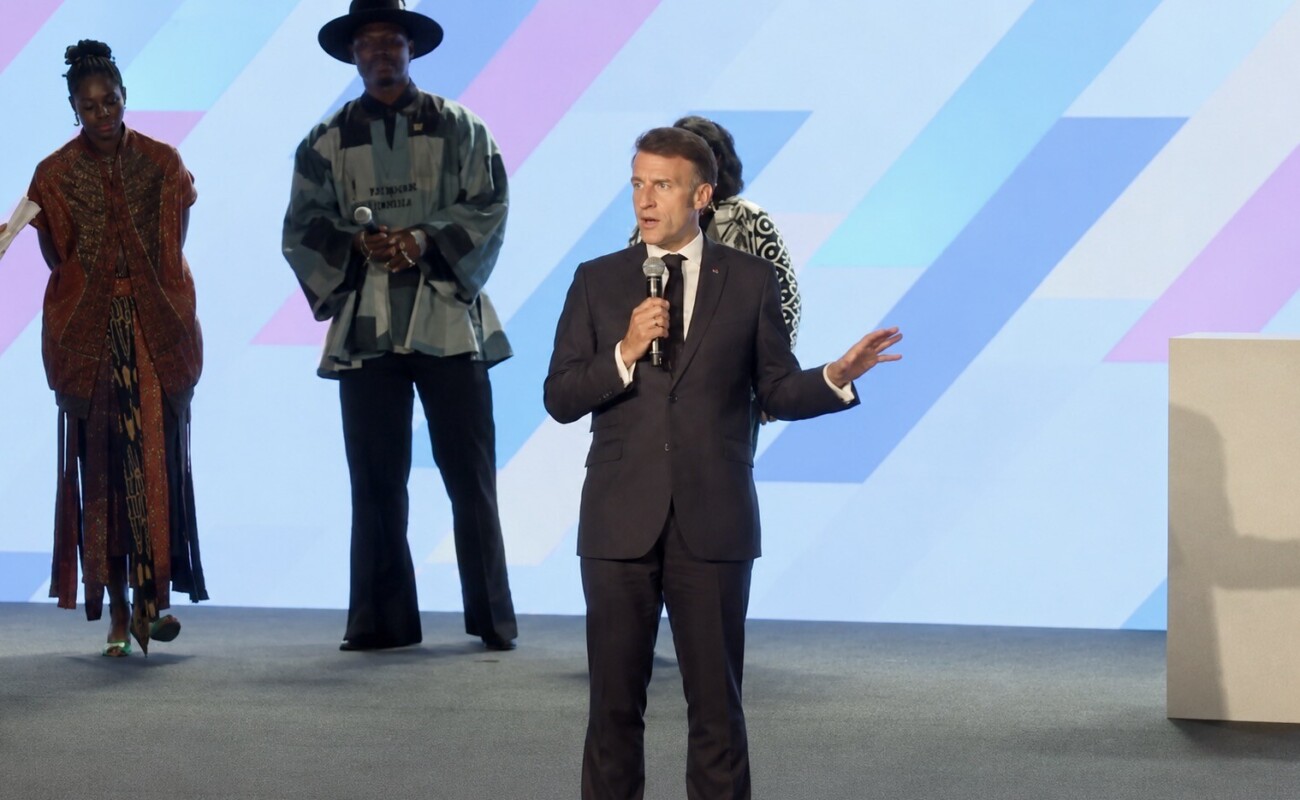 "Je vais remettre de l'ordre". La vidéo hallucinante de Macron, qui recadre une salle trop bruyante au Kenya