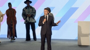 エマニュエル・マクロン大統領が、まるで小さなボスのように、ケニアで騒がしい部屋を落ち着かせる驚くべき動画。