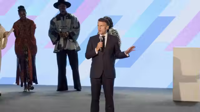 La vidéo hallucinante d'Emmanuel Macron, qui recadre comme un petit chef une salle trop bruyante au Kenya