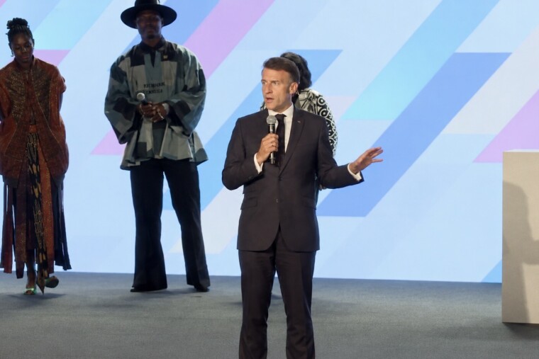 "Je vais remettre de l'ordre". La vidéo hallucinante de Macron, qui recadre une salle trop bruyante au Kenya