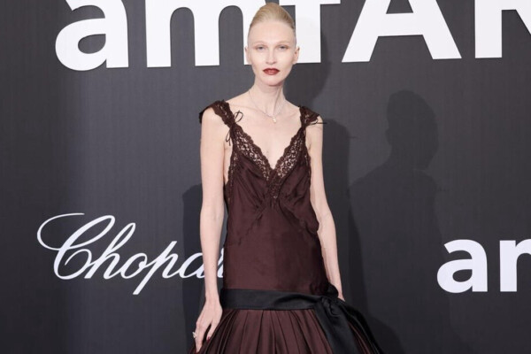Yulia Harfouch illumine le gala de l’amfAR à Cannes, habillée par Saint Laurent
