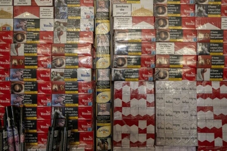 À Fos-sur-Mer, 26 tonnes de cigarettes cachées derrière du papier hygiénique