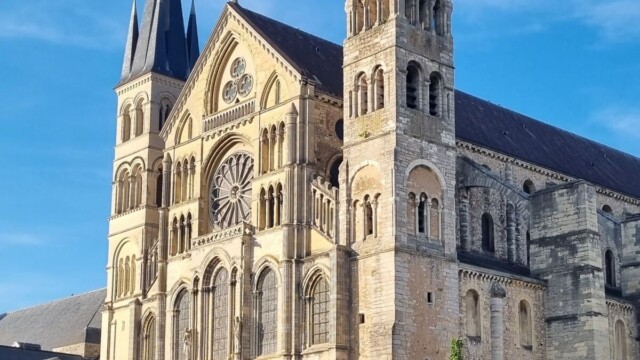 À Reims, la basilique Saint-Remi referme ses portes après une déchirure soudaine du toit