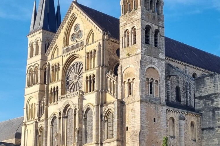 À Reims, la basilique Saint-Remi referme ses portes après une déchirure soudaine du toit