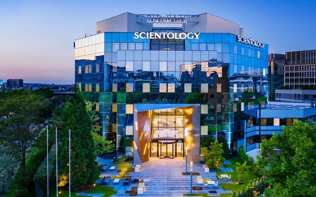 À Saint-Denis, un défi TikTok finit au commissariat après une intrusion dans les locaux de la Scientologie