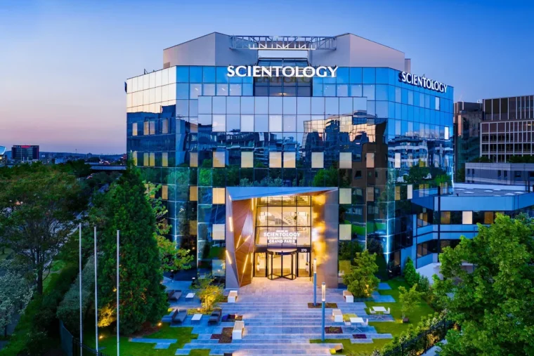 À Saint-Denis, un défi TikTok finit au commissariat après une intrusion dans les locaux de la Scientologie