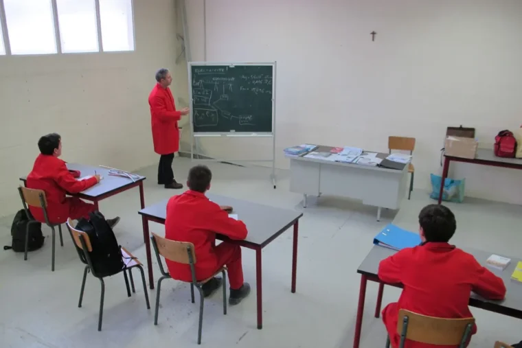 À l'Ouest parisien, l'EVARS pousse des familles vers les écoles hors contrat