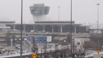 Aéroport de Newark : un avion de United Airlines percute un lampadaire lors de l’atterrissage
