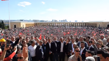 Ankara : le chef de l’opposition destitué Özgür Özel mobilise des milliers de partisans malgré la crise au sein du CHP