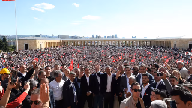 Ankara : le chef de l’opposition destitué Özgür Özel mobilise des milliers de partisans malgré la crise au sein du CHP — photo