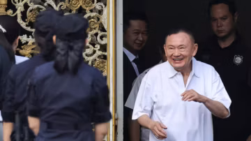 Nach acht Monaten Haft wird Thaksin Shinawatra freigelassen, was in Thailand erneut politische Spekulationen auslöst.