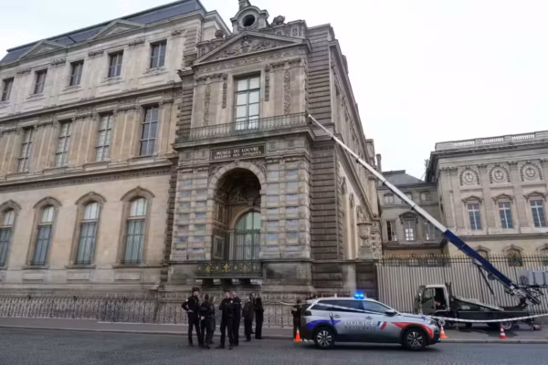 Après le cambriolage, les députés dénoncent les failles du Louvre