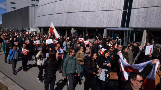 Au Groenland, des manifestants dénoncent l’influence de Trump lors de l’ouverture d’un nouveau consulat américain — photo