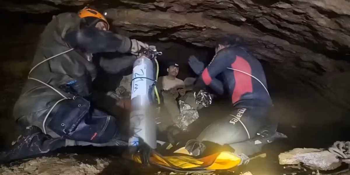 Au Laos, des sauveteurs extraient quatre personnes d’une grotte inondée, deux disparus restent introuvables