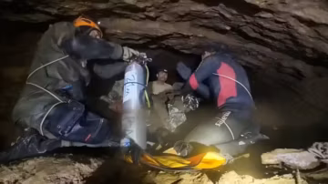 Au Laos, des sauveteurs extraient quatre personnes d’une grotte inondée, deux disparus restent introuvables